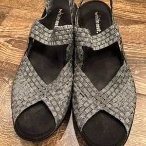 Wedged walking shoes